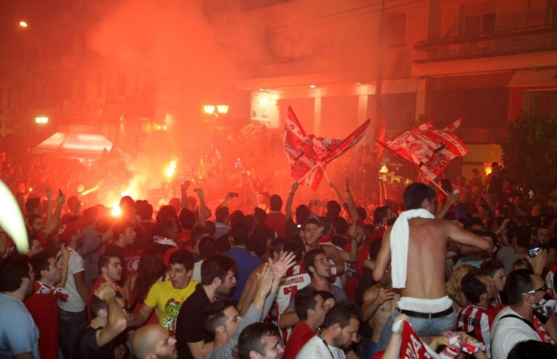 Φλέγεται ο Πειραιάς... (photos+videos)
