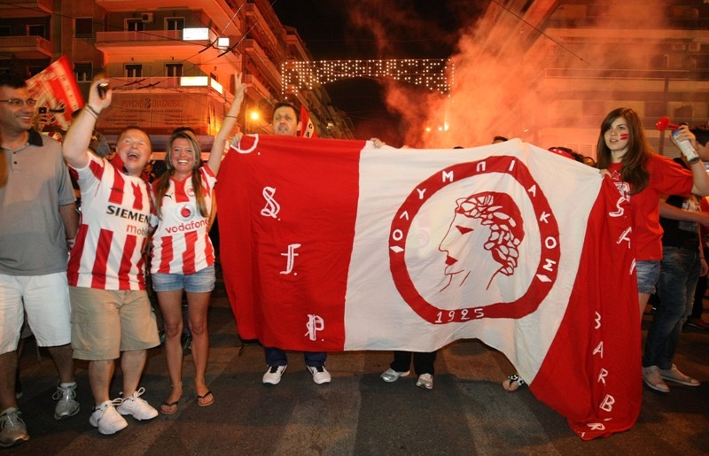 Φλέγεται ο Πειραιάς... (photos+videos)