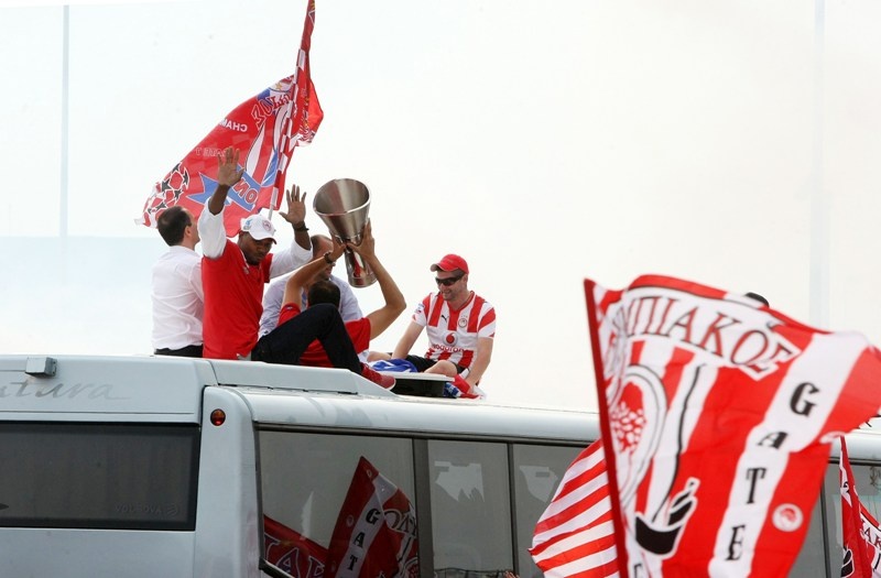 Άφιξη Ολυμπιακού: Ο Αγγελόπουλος στην οροφή του πούλμαν (video+photos)