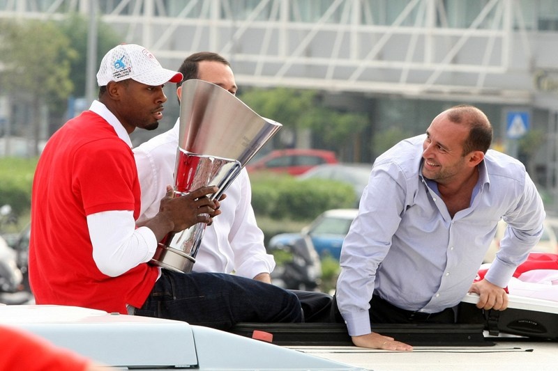 Άφιξη Ολυμπιακού: Ο Αγγελόπουλος στην οροφή του πούλμαν (video+photos)