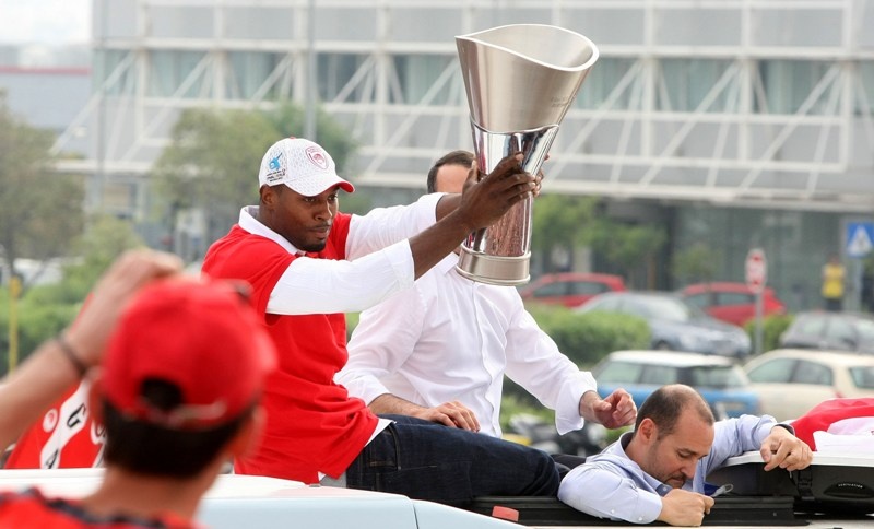 Άφιξη Ολυμπιακού: Ο Αγγελόπουλος στην οροφή του πούλμαν (video+photos)