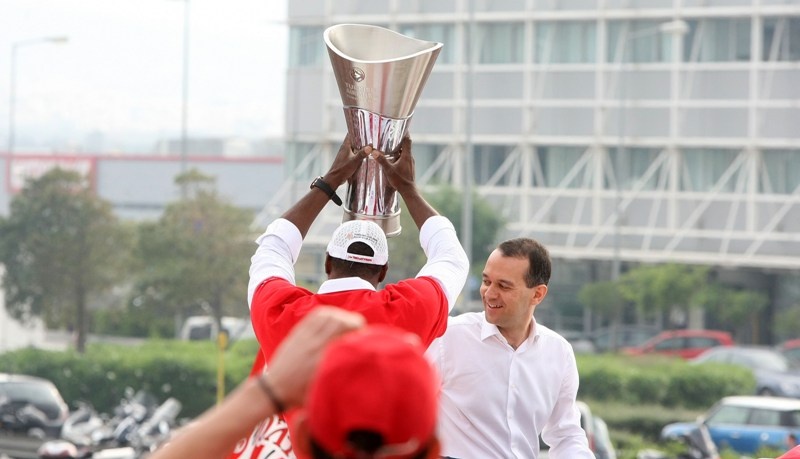 Άφιξη Ολυμπιακού: Ο Αγγελόπουλος στην οροφή του πούλμαν (video+photos)