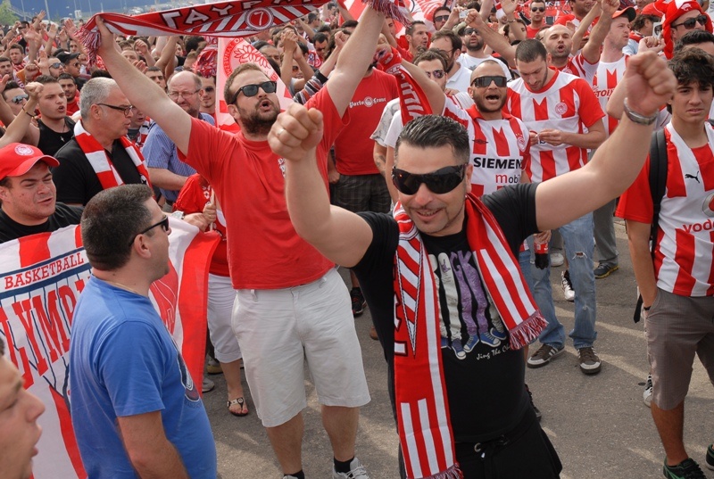 Άφιξη Ολυμπιακού: Η πιο «γλυκιά» αναμονή! (videos+photos)