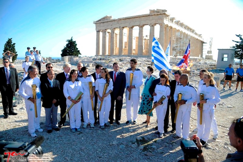 Ολυμπιακή φλόγα: Στον ιερό βράχο της Ακρόπολης η φλόγα