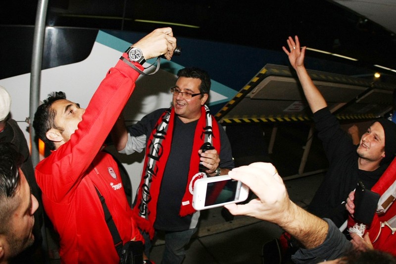 Ολυμπιακός: Αποθέωση για την αποστολή στη Μελβούρνη (video+photos)