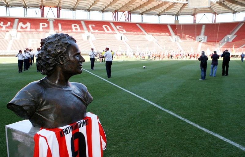 Ο Ολυμπιακός τίμησε τον Μιχάλη Κρητικόπουλο (videos+photos)