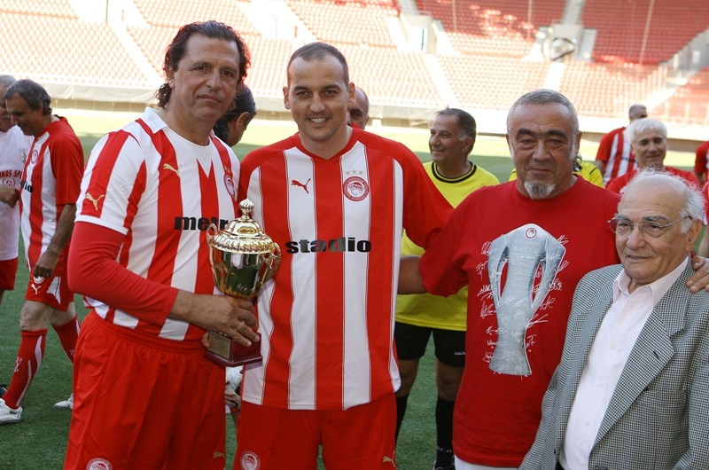 Ο Ολυμπιακός τίμησε τον Μιχάλη Κρητικόπουλο (videos+photos)