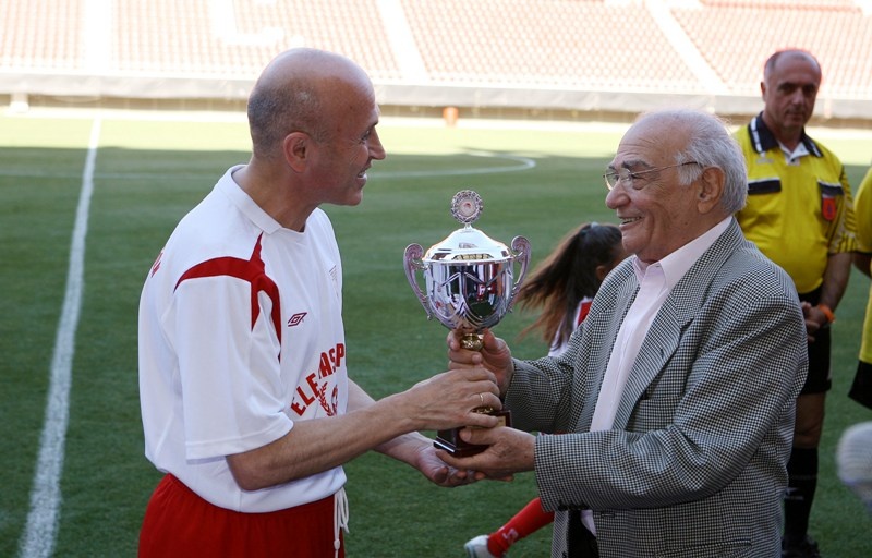 Ο Ολυμπιακός τίμησε τον Μιχάλη Κρητικόπουλο (videos+photos)