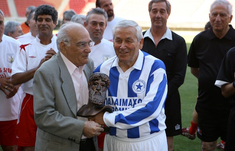 Ο Ολυμπιακός τίμησε τον Μιχάλη Κρητικόπουλο (videos+photos)