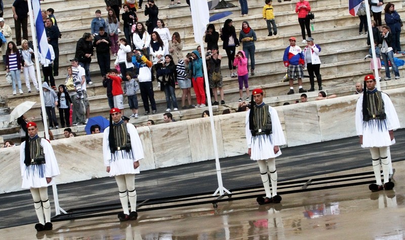 Η Ολυμπιακή Φλόγα στο δρόμο για το Λονδίνο (photos)