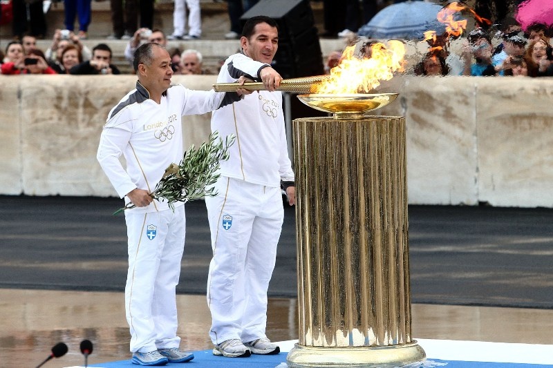 Η Ολυμπιακή Φλόγα στο δρόμο για το Λονδίνο (photos)