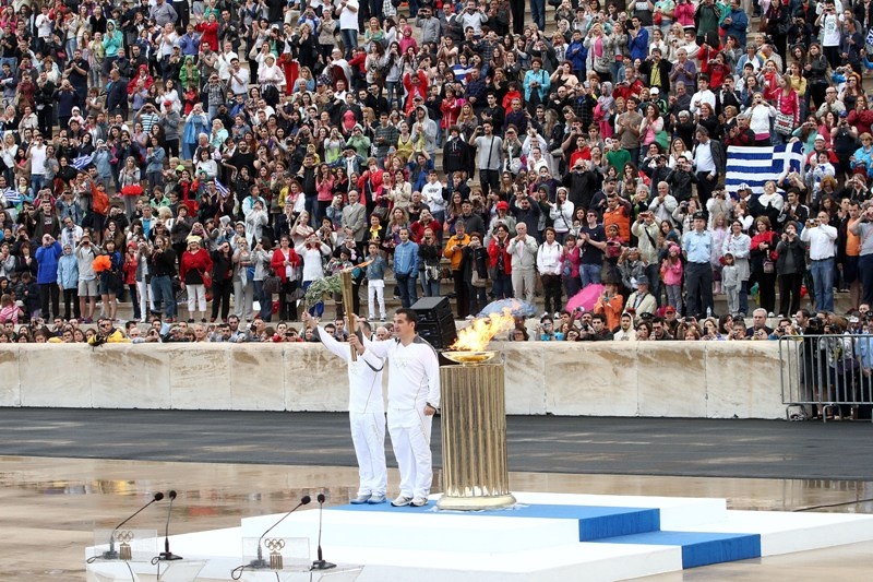 Η Ολυμπιακή Φλόγα στο δρόμο για το Λονδίνο (photos)