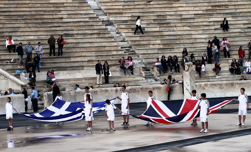 Η Ολυμπιακή Φλόγα στο δρόμο για το Λονδίνο (photos)