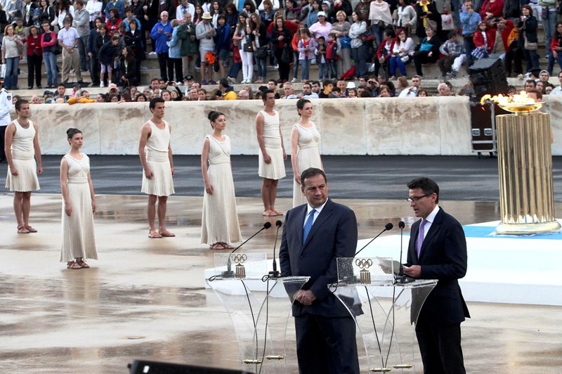 Η Ολυμπιακή Φλόγα στο δρόμο για το Λονδίνο (photos)