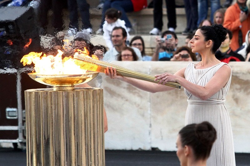 Η Ολυμπιακή Φλόγα στο δρόμο για το Λονδίνο (photos)