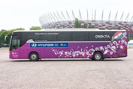 Euro 2012: Τα σλόγκαν στα πούλμαν των ομάδων (photos)