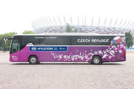Euro 2012: Τα σλόγκαν στα πούλμαν των ομάδων (photos)
