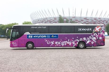 Euro 2012: Τα σλόγκαν στα πούλμαν των ομάδων (photos)