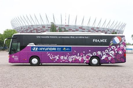Euro 2012: Τα σλόγκαν στα πούλμαν των ομάδων (photos)