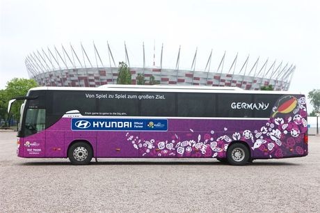 Euro 2012: Τα σλόγκαν στα πούλμαν των ομάδων (photos)