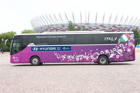 Euro 2012: Τα σλόγκαν στα πούλμαν των ομάδων (photos)