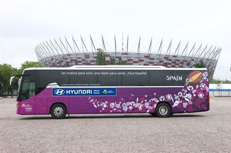 Euro 2012: Τα σλόγκαν στα πούλμαν των ομάδων (photos)