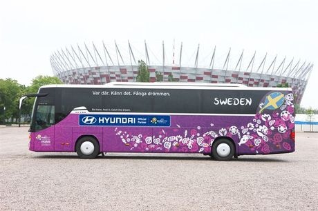Euro 2012: Τα σλόγκαν στα πούλμαν των ομάδων (photos)