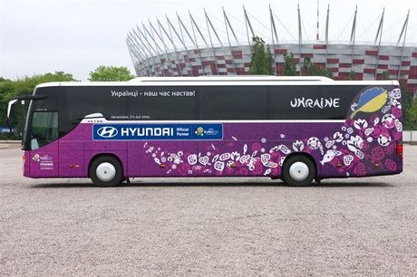 Euro 2012: Τα σλόγκαν στα πούλμαν των ομάδων (photos)