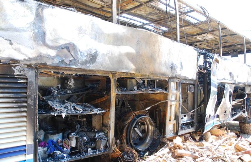 Πυρπόλησαν το πούλμαν του Ολυμπιακού! (photos+video)