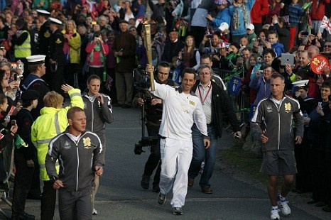 Λονδίνο 2012: Ο Άινσλι ξεκίνησε την Λαμπαδηδρομία (photos)