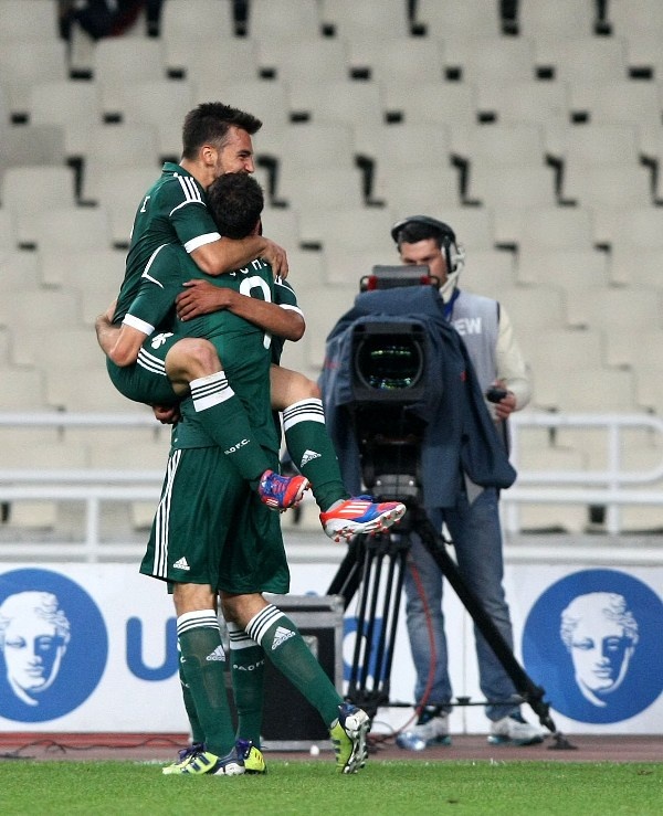 «Πράσινο» σεντόνι, ραμμένο απ΄ τον Τοτσέ... (photos+videos)