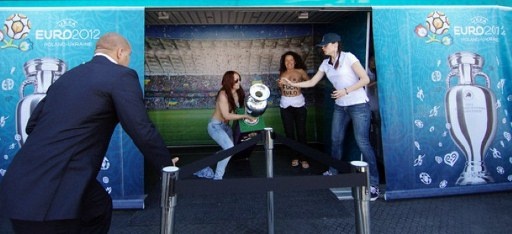 Euro 2012: Νέα επίθεση στο τρόπαιο από τη FEMEN!