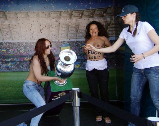 Euro 2012: Νέα επίθεση στο τρόπαιο από τη FEMEN!