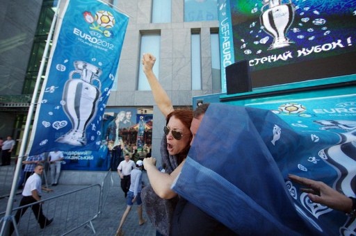 Euro 2012: Νέα επίθεση στο τρόπαιο από τη FEMEN!