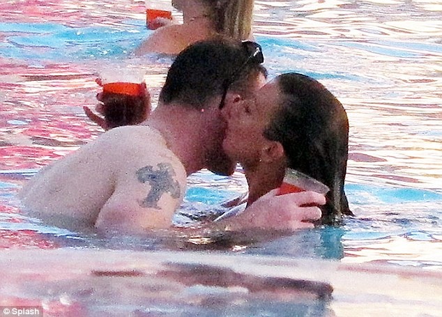 Ο Ρούνεϊ λατρεύει την κυρία του (photos)