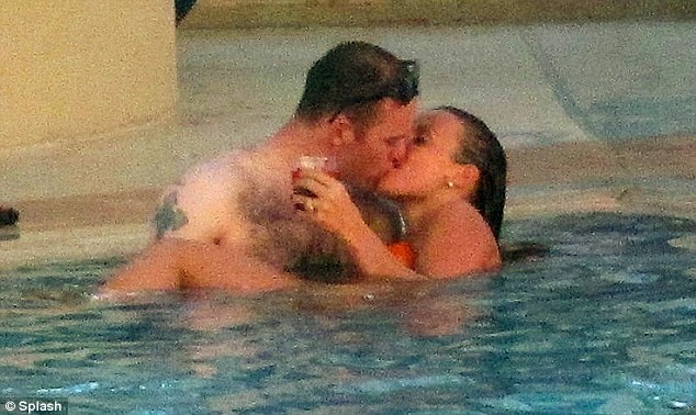 Ο Ρούνεϊ λατρεύει την κυρία του (photos)