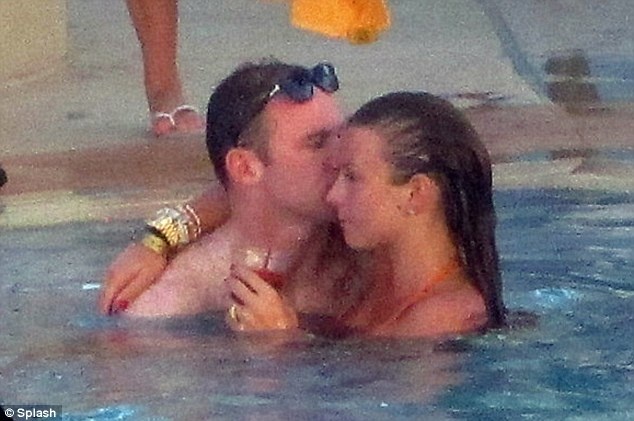 Ο Ρούνεϊ λατρεύει την κυρία του (photos)