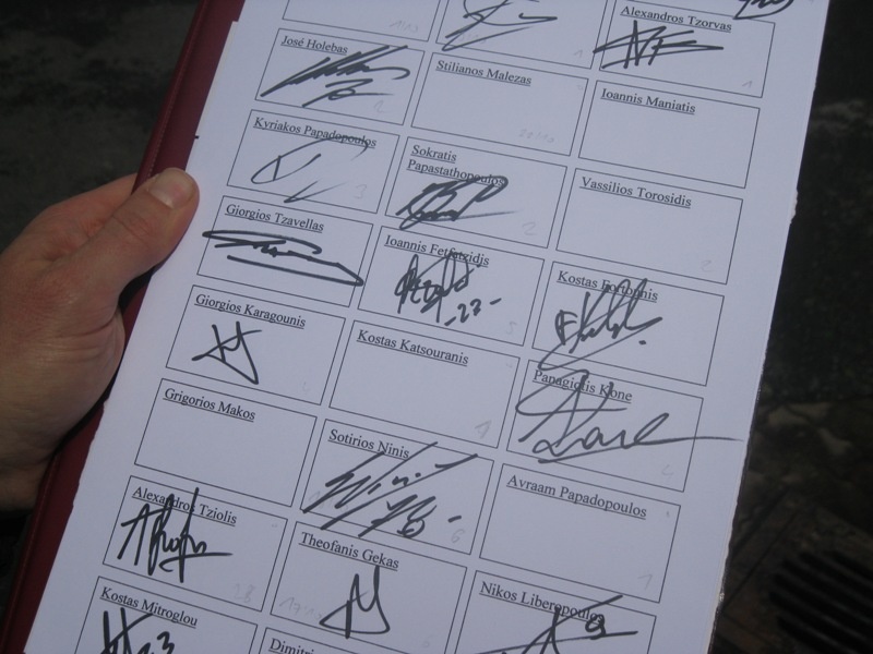 Ταξίδεψαν 450 χιλιόμετρα για να πάρουν αυτόγραφα των διεθνών (photos)