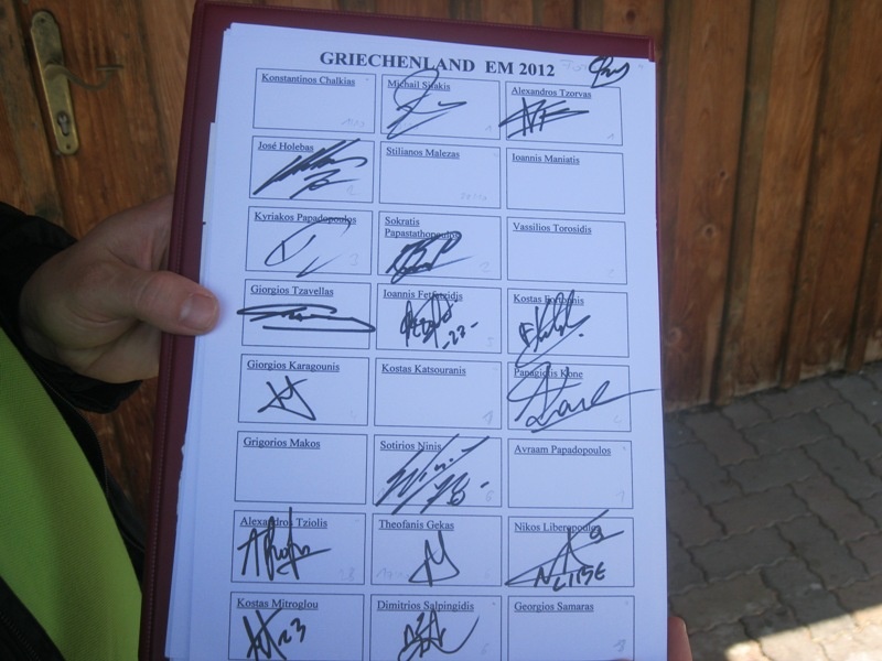 Ταξίδεψαν 450 χιλιόμετρα για να πάρουν αυτόγραφα των διεθνών (photos)