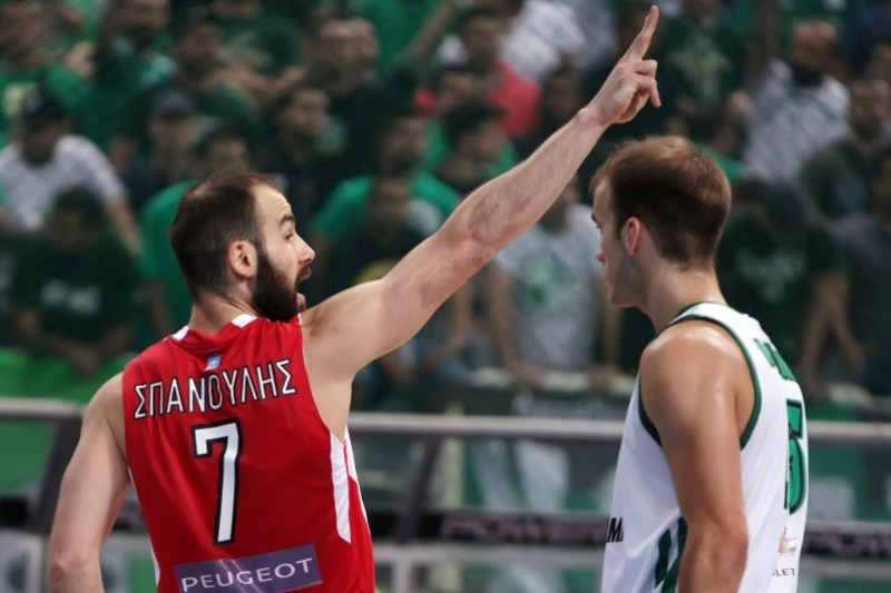 Εδειξαν τα... καρύδια τους σε Ολυμπιακό και διαιτησία