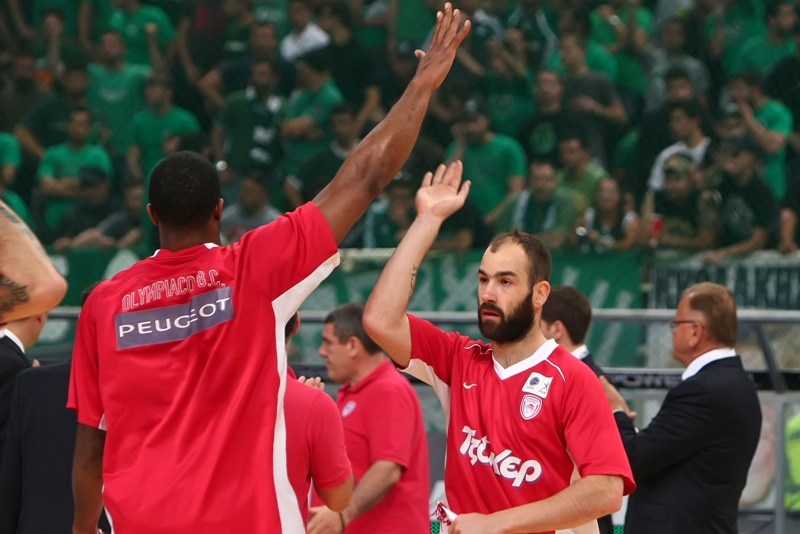 Εδειξαν τα... καρύδια τους σε Ολυμπιακό και διαιτησία