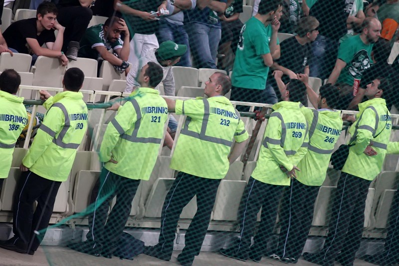 Εδειξαν τα... καρύδια τους σε Ολυμπιακό και διαιτησία