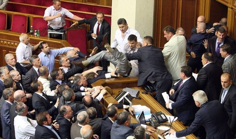 Απίστευτες σκηνές ξύλου στο κοινοβούλιο της διοργανώτριας του Euro2012 Ουκρανίας! (photos+video)