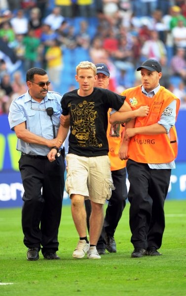 Euro 2012: Σκανδιναβός εισβολέας! (photos)