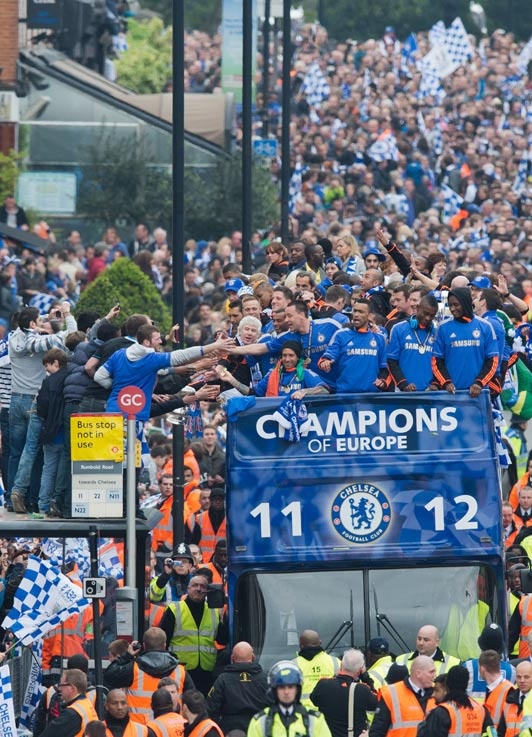 Η Ριάνα γλεντάει και τον Ντρογκμπά! (photos+video)