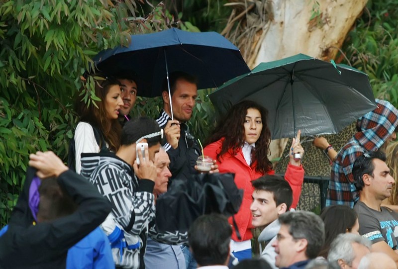 Βροχερή «γιορτή» στο γκαλά γυναικών (photos)