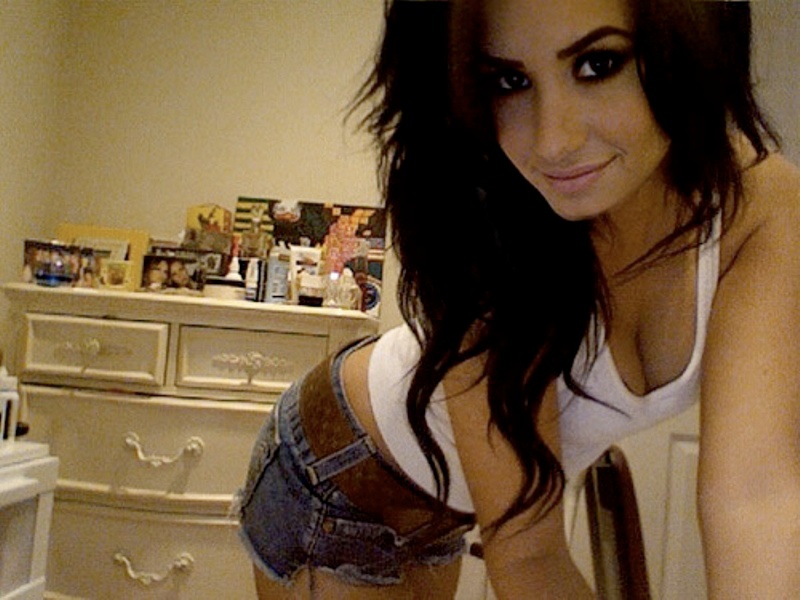 Η Ντέμι Λοβάτο μιλάει για τη βουλιμία και τους αυτοτραυματισμούς (photos+video)