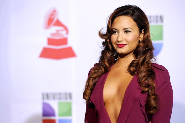 Η Ντέμι Λοβάτο μιλάει για τη βουλιμία και τους αυτοτραυματισμούς (photos+video)