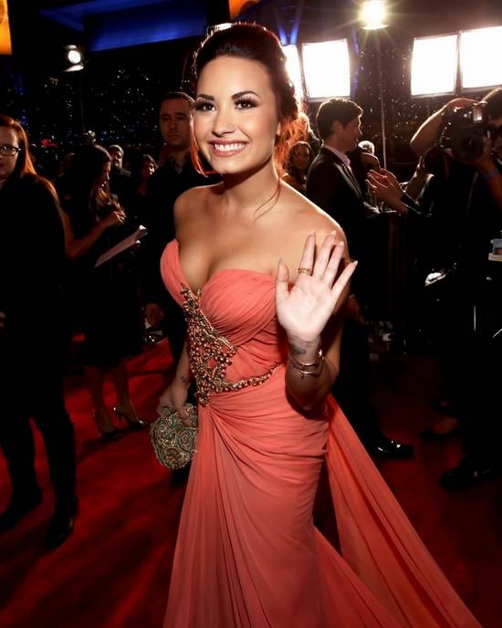 Η Ντέμι Λοβάτο μιλάει για τη βουλιμία και τους αυτοτραυματισμούς (photos+video)