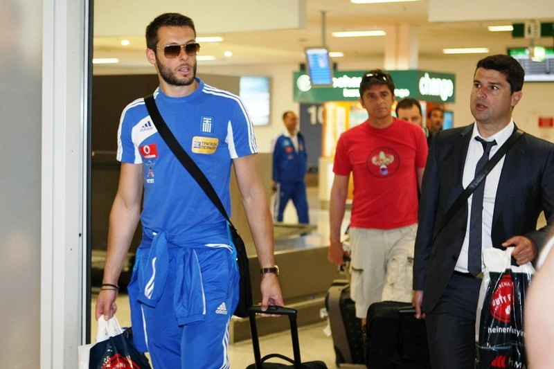Euro 2012: «Προσγειώθηκε» η αποστολή της Εθνικής μας ομάδας (photos)